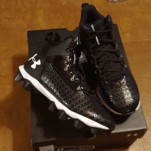 Under Armour Hammer Mid RM Jr. Football cleats